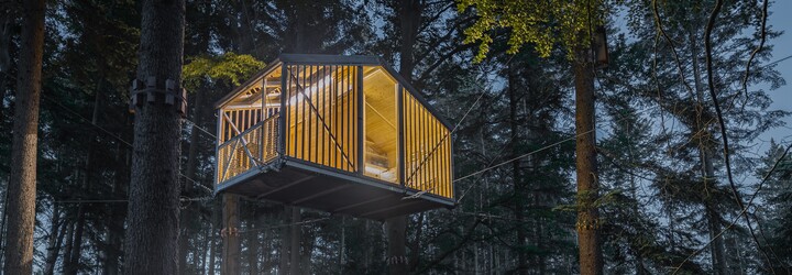 FOTO: Český glamping OOTOOLNO sa pýši svetovým dizajnom. Môžeš stráviť noc v „levitujúcej“ chatke, no aj na pevne zemi