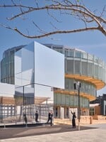 FOTO: Český národný pavilón na EXPO 2025 má transparentnú fasádu a sklenenú špirálu vo vnútri. Zo strechy je panoramatický výhľad