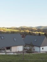 FOTO: Dedinský dom, aký neuvidíš každý deň. Dielo slovenských architektov ponúka moderný vzhľad v obkolesení prírody