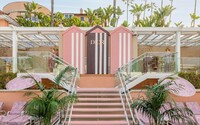 FOTO: Dior v spolupráci s hotelom The Beverly Hills vytvoril ružové kráľovstvo: Palmy, bazén a butik s kolekciou Dioriviera