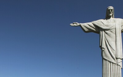 FOTO: Do sochy Krista v Brazílii udeřil blesk. Fotografům se podařilo zachytit jedinečný moment