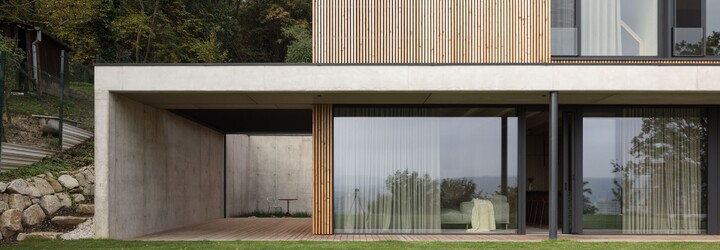 FOTO: Dom nad Dúbravkou, ktorý ťa osloví čistým dizajnom s množstvom dreva a polohou na hranici lesa
