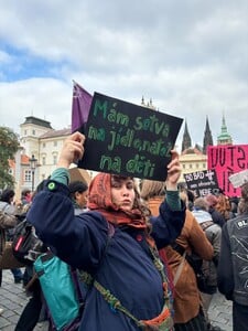 FOTO: Feministický Pochod pro život vyrazil do ulic Prahy. Lidé přišli podpořit práva žen a queer osob