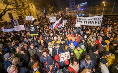 FOTO: „Hanba!“ a „Fico do basy!“ kričia Slováci na protivládnych protestoch. Na námestia opäť prišli tisícky ľudí