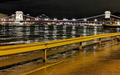 FOTO: Hladina Dunaja výrazne stúpa. V tomto meste rieka zaplavila známe nábrežie