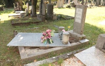 FOTO: Hyenismus v Olomouci: Někdo na hřbitově poničil desítky hrobů a uren