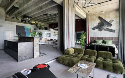 FOTO: Industriálny loft v Prahe ponúka originálny interiér. Majiteľ sa do „obývačky“ dostane autom