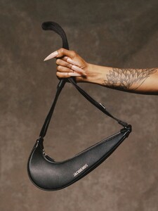 FOTO: Jacquemus a Nike opäť spojili sily a vytvorili Swoosh Bag. Kožená kabelka je dostupná hneď v troch farbách