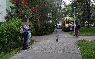 FOTO: Kolobežkárka v Bratislave zrazila chodkyňu, ktorá spadla na chodník a udrela si hlavu. Museli ju previezť do nemocnice
