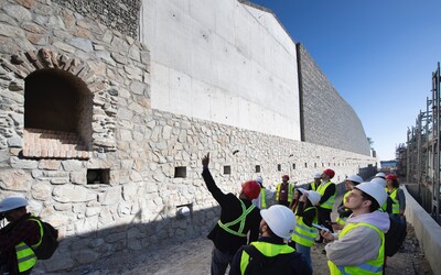 FOTO: Kto spôsobil hrozivé naklonenie múru Bratislavského hradu? Developer projektu Vydrica vinu odmieta