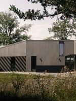 FOTO: Lokálna inovácia vidieckej architektúry z Kanady. Pozri si rezidenciu s jedinečným tvarom a presklenými plochami