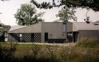 FOTO: Lokálna inovácia vidieckej architektúry z Kanady. Pozri si rezidenciu s jedinečným tvarom a presklenými plochami