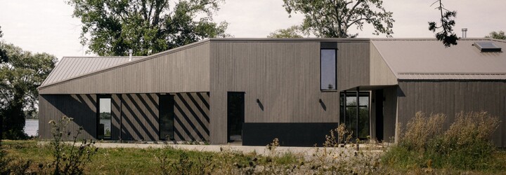 FOTO: Lokálna inovácia vidieckej architektúry z Kanady. Pozri si rezidenciu s jedinečným tvarom a presklenými plochami