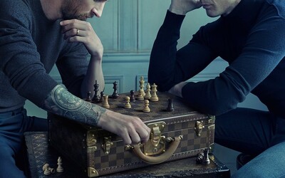 FOTO: Louis Vuitton spojil dvoch nerozlučných rivalov v novej virálnej kampani. Dve futbalové hviezdy si sadli nad šachovú partiu
