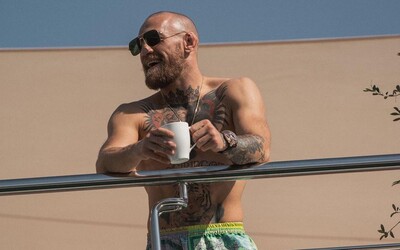 FOTO: McGregor dorazil na UFC na obrovskej jachte, potom prestúpil do Rolls Royce a odviezol sa do karantény