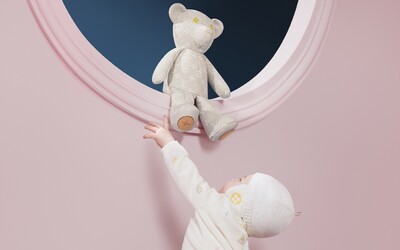 FOTO: Módny dom Louis Vuitton predstavil prvú kolekciu pre bábätká. Plyšový medveď stojí 950 eur, zatiaľ čo deka 1 250 eur