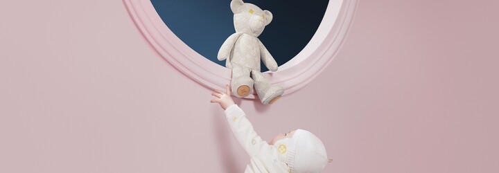 FOTO: Módny dom Louis Vuitton predstavil prvú kolekciu pre bábätká. Plyšový medveď stojí 950 eur, zatiaľ čo deka 1 250 eur