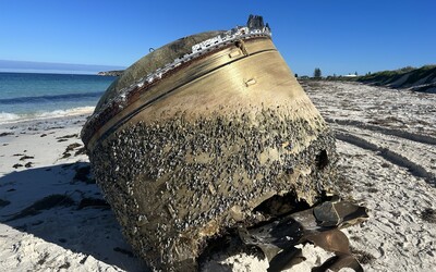 FOTO: Moře v Austrálii vyplavilo objekt neznámého původu. Může být z vesmírné rakety