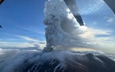 FOTO: Na Kamčatke vybuchla sopka, ktorá bola doteraz nečinná. Vedci zaznamenali historicky prvú erupciu