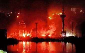 FOTO: Na Krymu po ukrajinském útoku hoří strategická loděnice, zraněno je 24 lidí