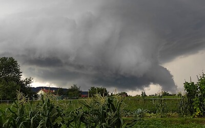 FOTO: Na východe Slovenska udrela supercelárna búrka, ktorá pripomínala tornádo