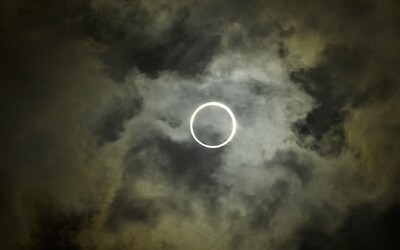 FOTO: Na západní polokouli bylo k vidění prstencové zatmění Slunce. Tato vzácná událost se zopakuje až za 23 let