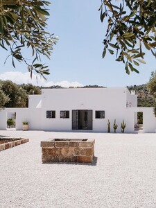 FOTO: Nádherný dom na juhu Talianska, ktorý ťa nadchne minimalistickým vzhľadom, polohou aj atmosférou