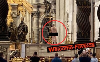 FOTO: Nahý muž vyskočil na oltár vo vatikánskej bazilike, protestoval proti vojne. Nápis na chrbte si vyryl sám