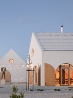 FOTO: Najkrajšie vinárstvo na Slovensku. Objekty v bielej farbe perfektne dopĺňajú zelené vinohrady