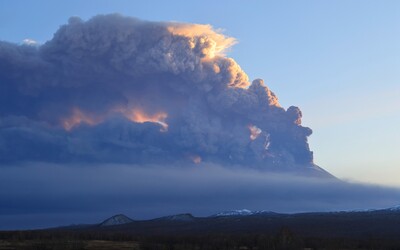 FOTO: Najvyššia aktívna sopka Eurázie začala chrliť popol, vyvrhuje ho až do výšky 13 kilometrov. Úrady robia prvé opatrenia