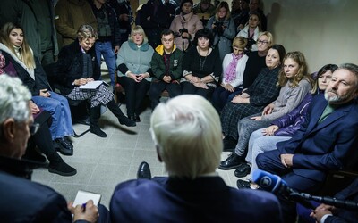 FOTO: Nemecký prezident sa na návšteve Ukrajiny musel skryť v protileteckom bunkri. Pre ruské rakety v ňom strávil hodinu a pol