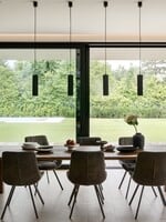 FOTO: Obrovská vila na okraji lesa v Poľsku spája minimalistickú eleganciu s funkčnosťou a nadčasovým charakterom