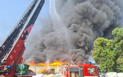 FOTO: Obrovský požiar pri Bratislave sa snaží zlikvidovať už 100 hasičov. Urýchlene zatvorte okná, vyzýva ľudí obec