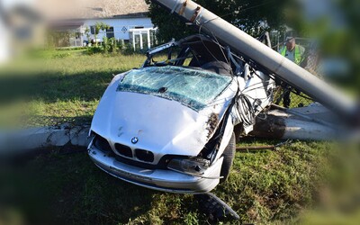 FOTO: Opitý 18-ročný mladík bez vodičáku zdemoloval betónový elektrický stĺp. Ten sa zlomil a padol na auto so 7 ľuďmi