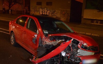 FOTO: Opitý vodič v Bratislave poškodil až štyri zaparkované auta. Polícia opísala jeho šialenú jazdu