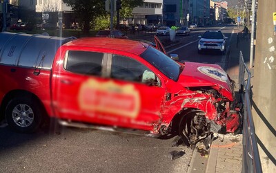 FOTO: Opitý vodič zdemoloval v Bratislave niekoľko zaparkovaných áut. Neuveríš, koľko mal v krvi promile