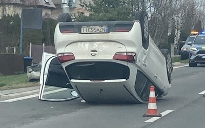 FOTO: Padol z oblakov? Slováci si nevedia vysvetliť bizarnú polohu auta po nehode