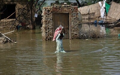 FOTO: Pákistán bojuje s monzunovými záplavami. Více než 33 milionů lidí muselo opustit svůj domov