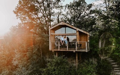 FOTO: Peter postavil dom na Orave v korunách stromov. Pozri si tento dizajnový skvost so živou strechou a s krásnym interiérom