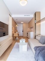 FOTO: Pozri si interiér menšieho bytu v novostavbe Vydrica. Ponúka neutrálnu paletu, prírodné materiály a život na TOP adrese