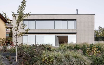 FOTO: Pozri si moderný dom z Košíc, postavený vo svahu. Minimalistický interiér dopĺňa výhľad na nádhernú záhradu
