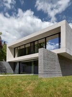 FOTO: Pozri si novostavbu vily odliatej z betónu v známej pražskej lokalite. Kombinuje minimalistický vzhľad s moderným dizajnom.