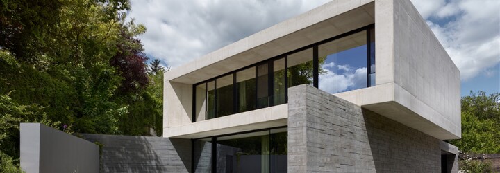 FOTO: Pozri si novostavbu vily odliatej z betónu v známej pražskej lokalite. Kombinuje minimalistický vzhľad s moderným dizajnom.