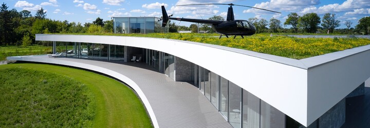 FOTO: Pozri si ultramoderný dom s oblou siluetou a vlastným heliportom. Nachádza sa pri Varšave   