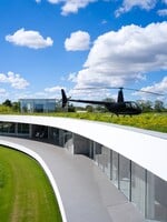 FOTO: Pozri si ultramoderný dom s oblou siluetou a vlastným heliportom. Nachádza sa pri Varšave   