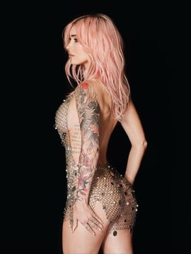 FOTO: Prakticky nahá. Megan Fox dorazila na Grammy v zatraceně odvážných šatech