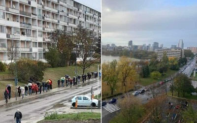 FOTO: Před odběrnými místy po celém Slovensku vznikají dlouhé fronty i kilometrové kolony aut. Někde ani v 8:00 neměli otevřené