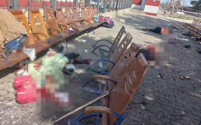 FOTO: Raketový útok v Kramatorsku si vyžiadal najmenej 50 obetí. Zahynuli deti, seniori aj ženy pred evakuáciou 
