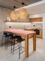 FOTO: Rekonštrukcia starého panelového bytu v Žižkove ti vyrazí dych. Architektky dokonale zladili terrazzo, drevo, sklo a betón