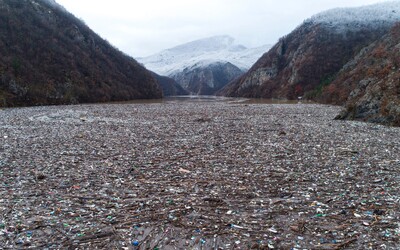 FOTO: Rieka v Bosne sa premenila na skládku. V tonách odpadu plávajú aj spotrebiče či pneumatiky z áut
